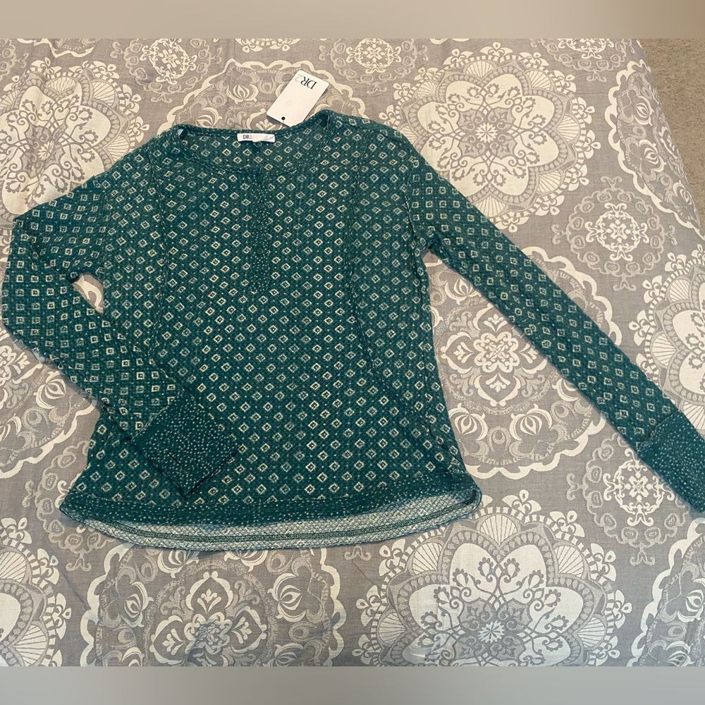 DR2 brand, small, long sleeved, green and white shirt. Brand new. Tags on.